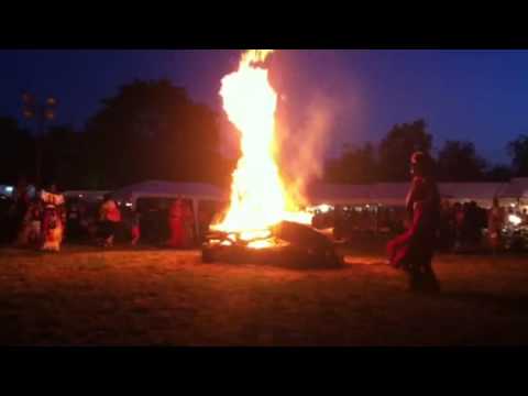 Encuentra la magia de los indios bailando alrededor del fuego
