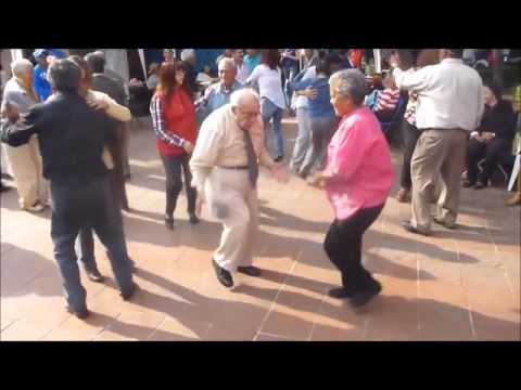Sorprendente imagen de anciano bailando con muletas