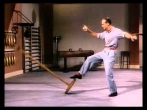 ¡Fred Astaire sorprende bailando con un perchero!