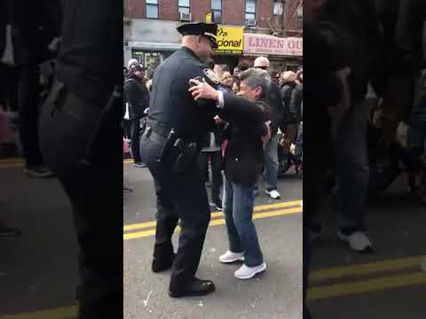 Policía de Nueva York sorprende al bailar en plena calle