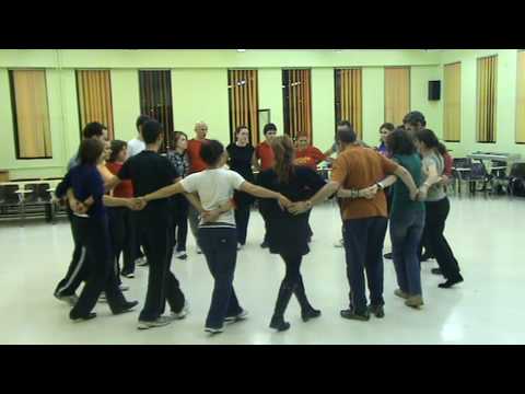 Descubre el enérgico baile típico de Serbia en solo 5 pasos