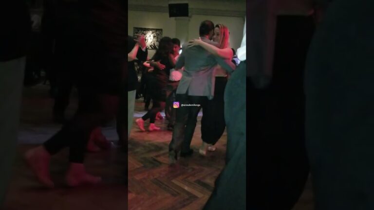 El arte del tango y la milonga: Parejas que bailan con pasión.