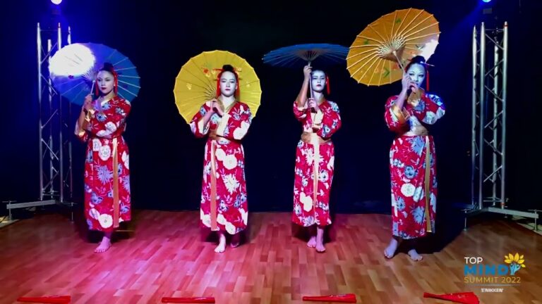 Descubre la belleza del baile japonés con abanicos en un espectáculo único