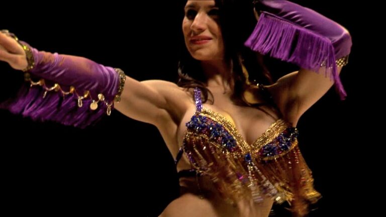Mujeres árabes desafían estereotipos con la sensual danza del vientre