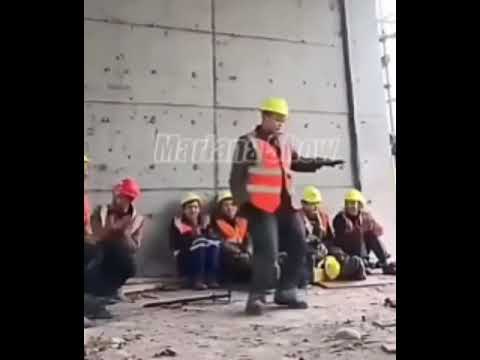 ¡Increíble! Obreros demuestran su ritmo bailando en la construcción